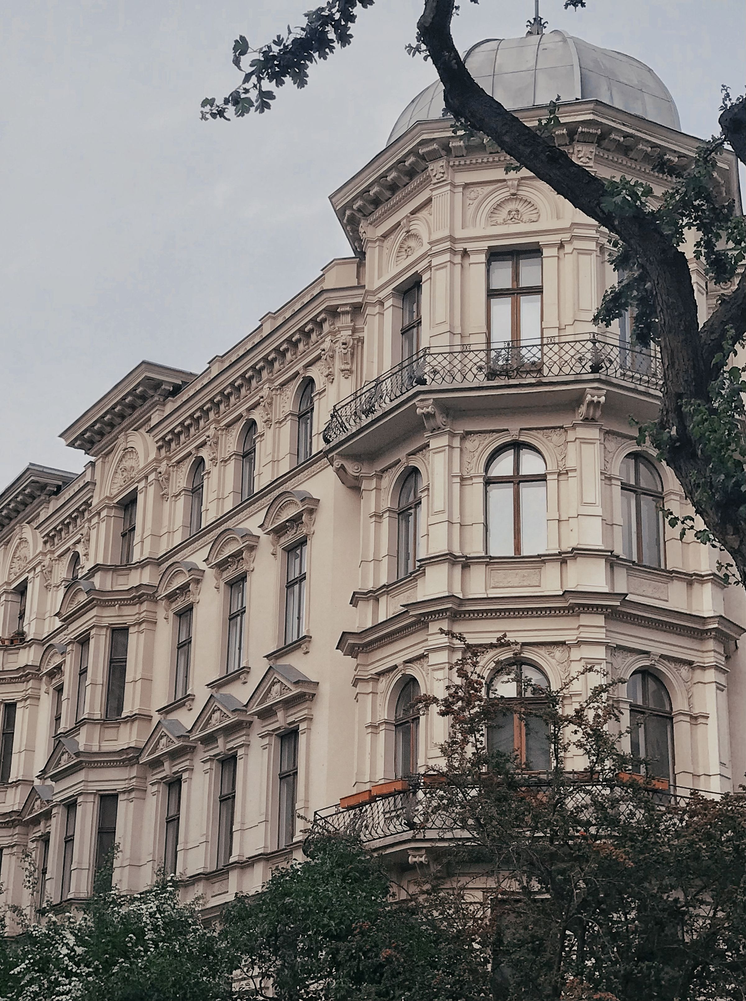 Sanierter Altbau mit Stuckfassade und Erker in einer Innenstadt