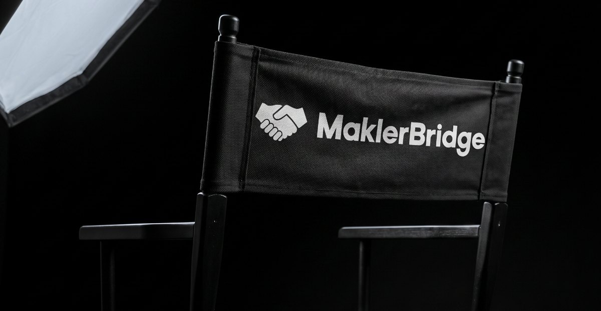 Regiestuhl mit MaklerBridge-Logo am Set eines ImmoFilm-Drehs