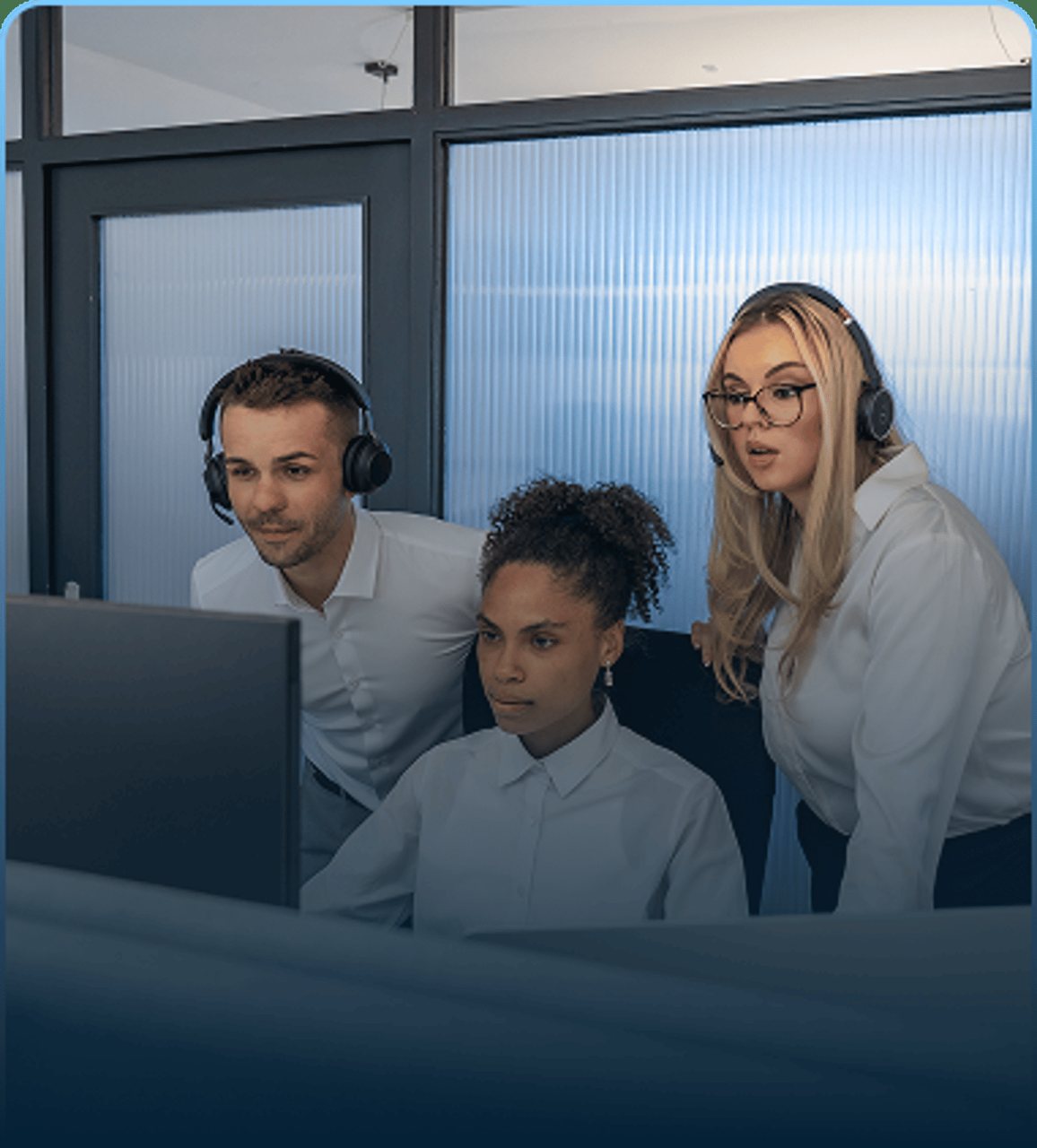 MaklerBridge-Team bei der gemeinsamen Arbeit mit Headsets